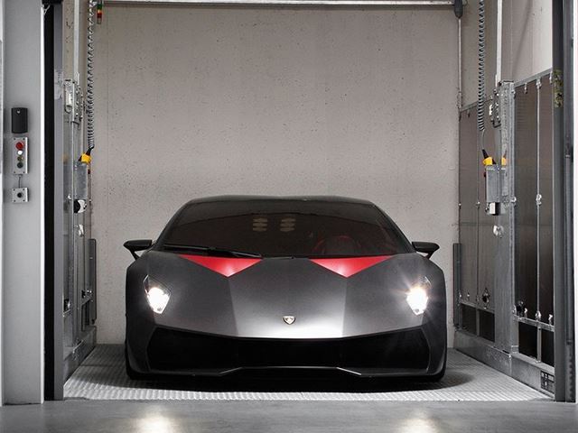 Lamborghini выпустил тизер нового композита перед Женевой